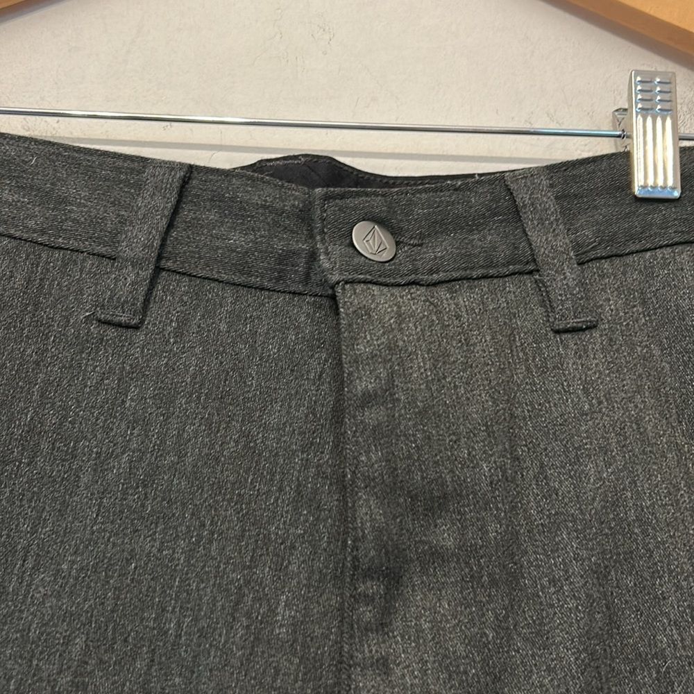 Volcom Dark gray Flat Front Shorts Casual Style Size 30 New - Picture 2 of 11